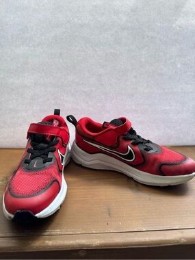 Nike Kids' cosmic running Red and Black Athletic Sneakers 3y